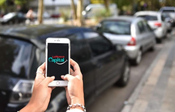 Arranca. Ya no se usará el papel para cobrar ni para pagar el estacionamiento en la capital chubutense.