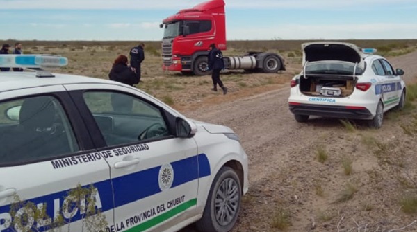El semiacoplado del camión fue sustraído, al menos, por dos sujetos.
