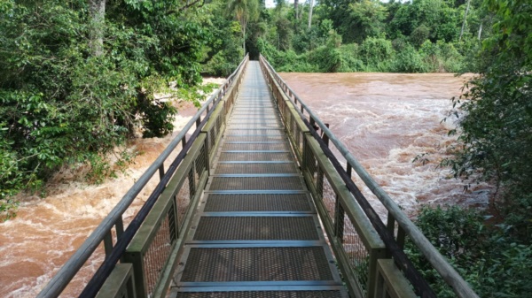 El acceso al área de Cataratas, en Misiones, fue restringida por 48 horas, por las fuertes crecidas del río Iguazú