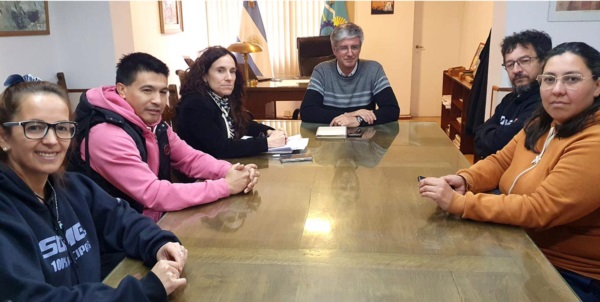 En busca del acuerdo. La cúpula gremial reunida con la conducción de la Municipalidad por los salarios.