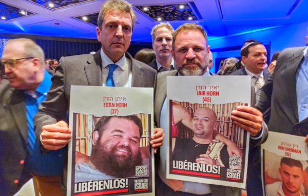 Reclamo. El ministro y candidato presidencial, junto con el diputado nacional electo, con fotos de rehenes.