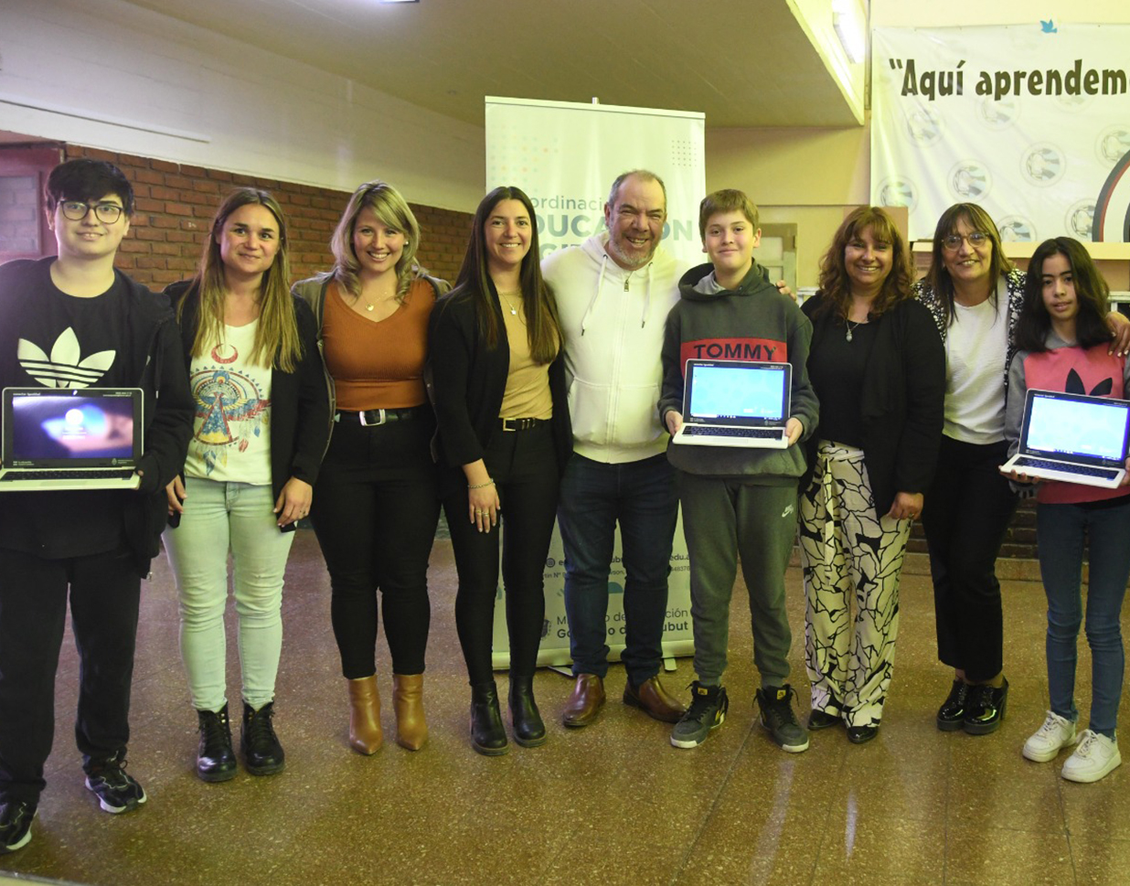 Estudiantes de la Escuela 752 recibieron las netbooks que otorga el Gobierno Nacional.