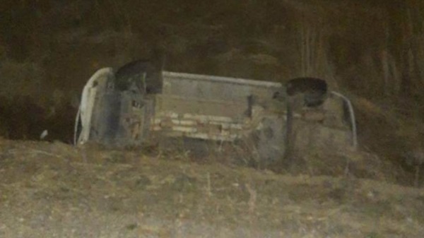 El Renault Logan acabó volcado sobre el margen derecho de la ruta.