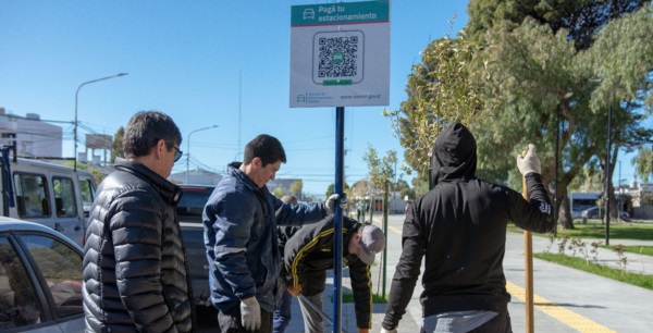 Personal municipal instaló la cartelería y la modalidad de pago por QR regirá desde el 1º de noviembre.