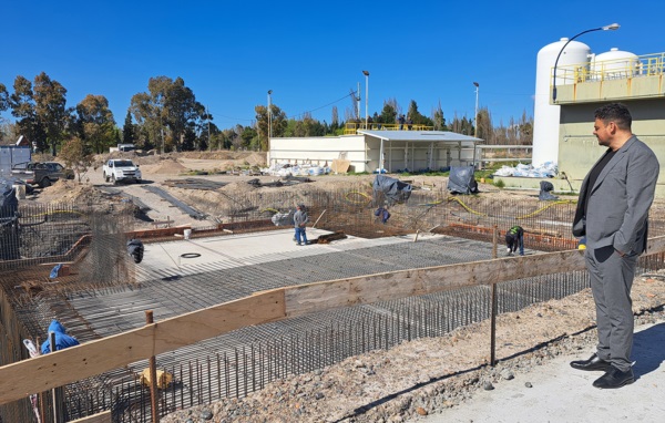 Chequeo. El aún presidente revisando la obra de ampliación de la Planta Potabilizadora de la capital.