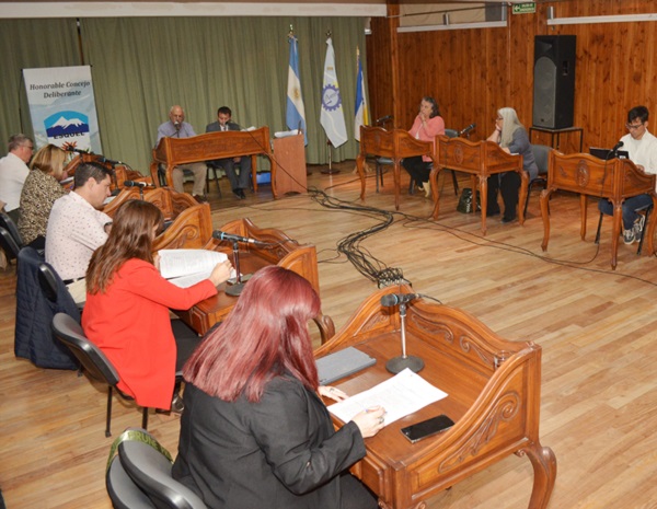 Sesión del Concejo Deliberante de Esquel en el Centro Cultural Melipal.