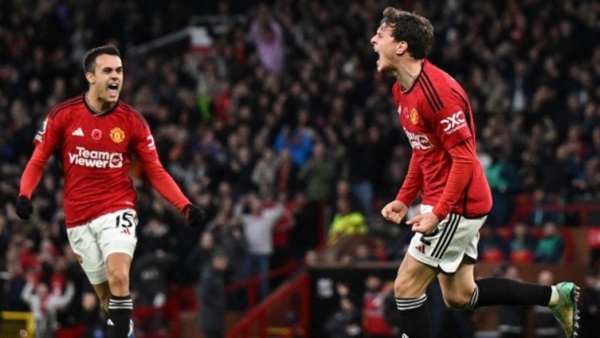 Los Reds Devils volvieron a meterse en zona de clasificación a la Europa League.