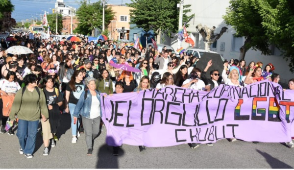 La “marea arcoíris” recorrió ayer las calles de Trelew. Fue multitudinaria. Pidieron por los derechos, por la libertad y el respecto en democracia.