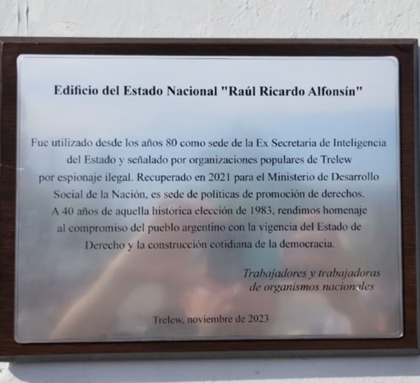 Un gesto de unidad. La placa que instituye el nombre de Raúl Alfonsín al viejo edificio de los espías en Trelew.
