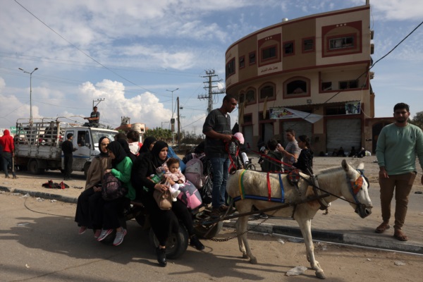 Una familia que huye del bombardeo israelí de Gaza, viaja en un carro tirado por burros desde su casa en la zona norte de Bureij.