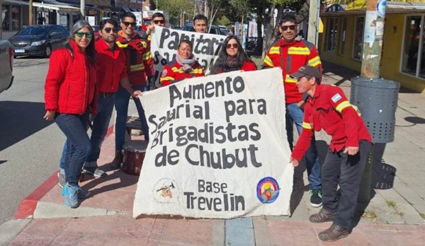 Los brigadistas piden urgentemente un aumento en sus salarios.