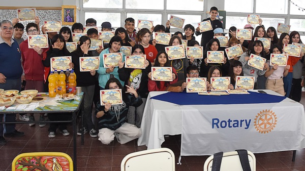 Los alumnos del curso que consiguió la mayor cantidad de tapitas recibieron un diploma de parte de las autoridades del Rotary Club de Trelew.
