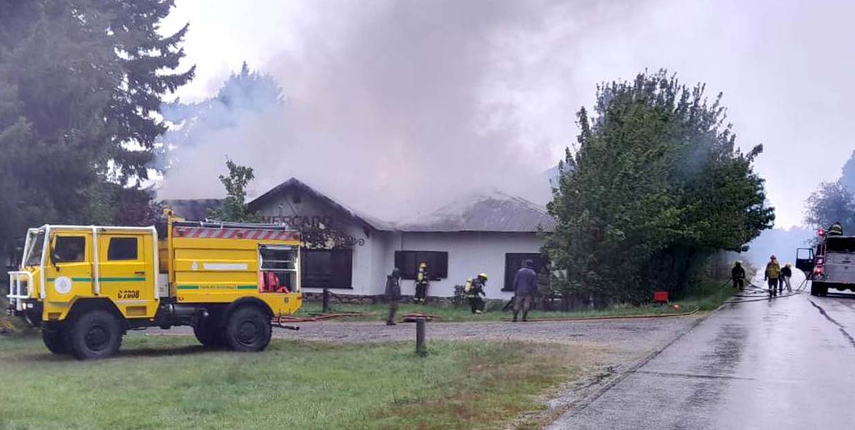 Daños importantísimos en un comercio fue el resultado de un incendio originado en Lago Futalaufquen.