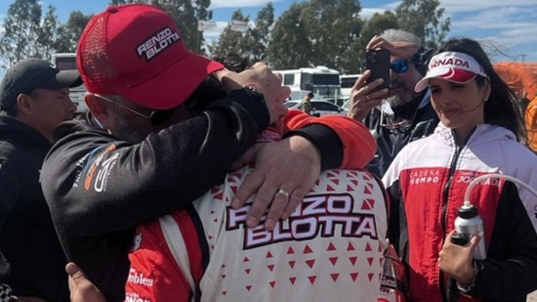 El sentido abrazo de Renzo Blotta con su padres tras la final en Viedma.
