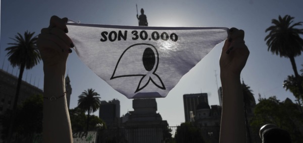 Fueron 30 mil. Ninguna elección ni libertad de expresión puede osar rediscutir las verdades que la democracia ya saldó hace tiempo.