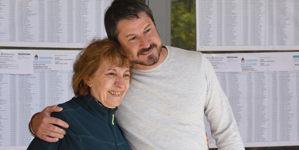 Abrazo. Gerardo Merino, intendente electo de Trelew, junto con su madre llegando para votar. 