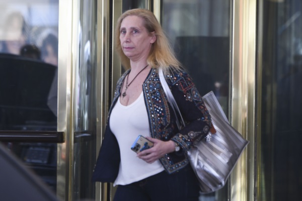 Karina Milei se retira del Hotel Libertador donde estuvo presente en la reunión del presidente electo.