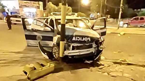 Producto del brutal impacto, el patrullero finalizó en un semáforo.