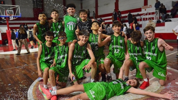 Los chicos de Germinal festejan el título conseguido en Trelew. (Foto: Sergio Esparza/Jornada).