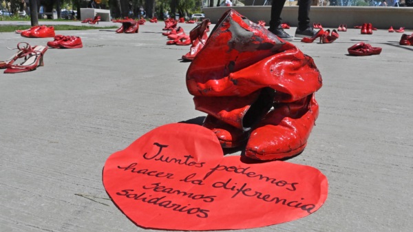 Zapatos rojos vacíos. La impactante imagen nacida en México que simboliza a las mujeres que asesinaron.