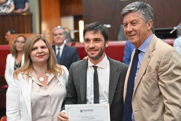 El gobernador Ignacio Torres y el vice, Gustavo Menna, junto a la presidenta del STJ, Camila Banfi. Foto: Daniel Feldman.