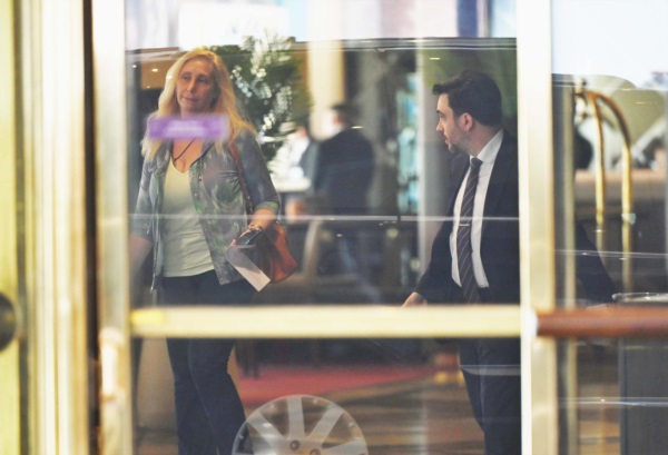 Karina Milei y Ramiro Marra ingresan al hotel Libertador, epicentro de arduas negociaciones.