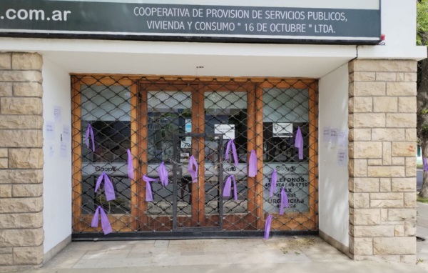 Reclamo simbólico. Las cintas violetas en el acceso a la empresa prestadora de servicios en la cordillera. 