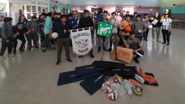 Los alumnos recibieron los materiales deportivos. Pelotas, conos, jabalinas y colchonetas, entre otros.