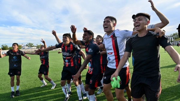 El alborozado festejo del plantel rojinegro por el pase a la final. (Foto: Daniel Feldman/Jornada).