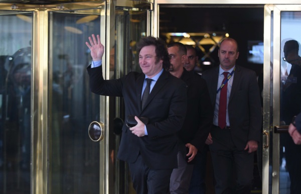El presidente electo Javier Milei saliendo del hotel Libertador rumbo al Congreso