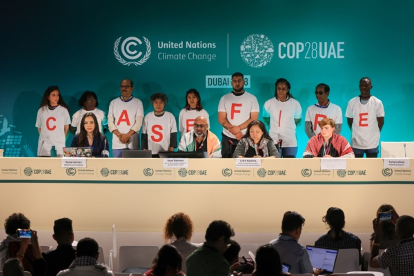 Miembros de la coalición global de organizaciones de justicia climática y derechos humanos dan una conferencia de prensa.