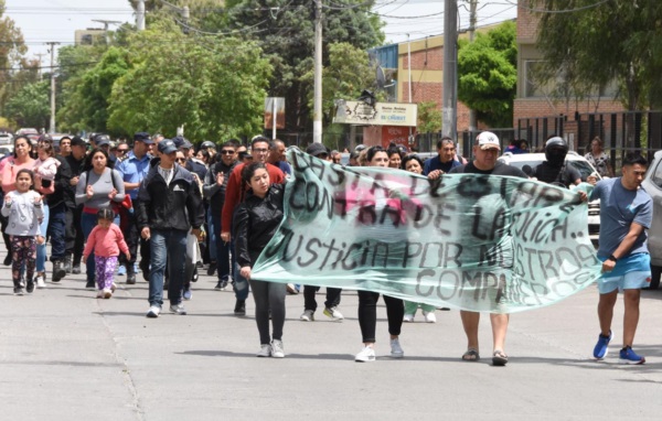 Bandera. Policías y allegados marcharon contra la condena de cárcel efectiva para dos agentes locales.