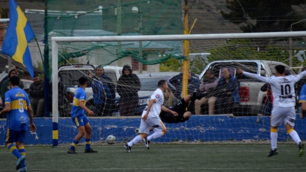 Molfesso festeja su gol en el barrio Buenos Aires. Foto: Atilio Ortiz. 