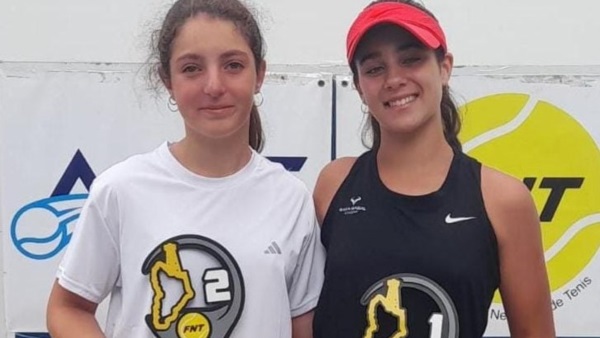 Justina Lassaga (der) y Guadalupe Marina, las dos mejores del single Sub 14 y campeonas en dobles.