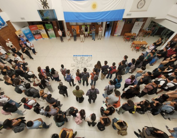 Para ingresar hay que aprobar el seminario Universitario. Ingreso a las carreras: ingreso@frch.utn.edu.ar