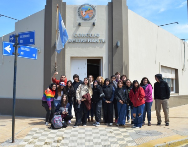 Los integrantes del Colegio 7705 expectantes por la sesión de hoy del Concejo. Se reclamará por un edificio. 