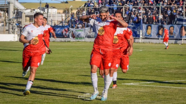 Federico Cárcamo debutó con un gol en Huracán de Comodoro. Foto: Enzo Espinosa.