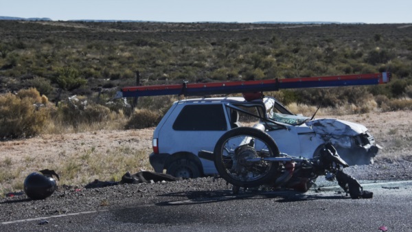 Así quedaron el Fiat Uno y la motocicleta sobre la Ruta 25. Foto: Sergio Esparza/Jornada.