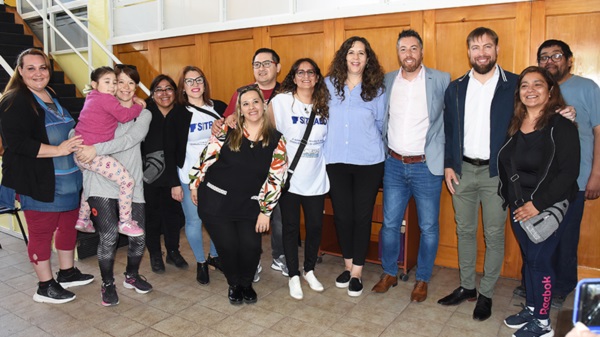 Integrantes de SITRAEd junto a los concejales después de la sesión.