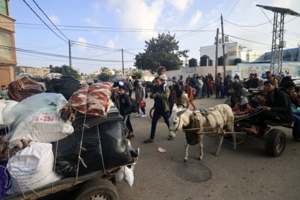 Palestinos montan en carros tirados por burros mientras huyen a zonas más seguras tras la reanudación de los ataques israelíes contra Jan Yunis.