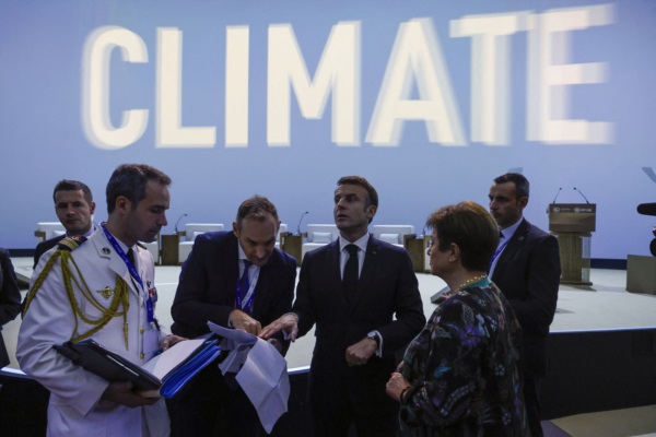 El presidente de Francia, Emmanuel Macron (C), llega a la sesión de Transforming Climate Finance.
