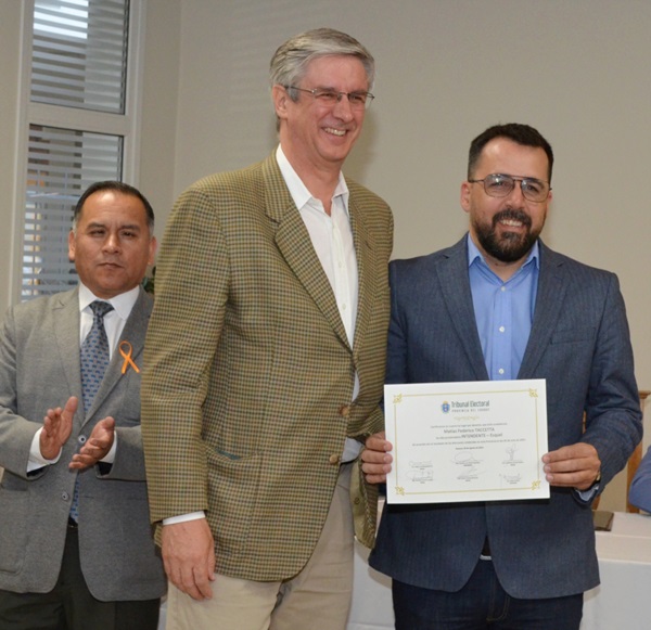 Dúo. El intendente saliente entregó su diploma al electo Taccetta.