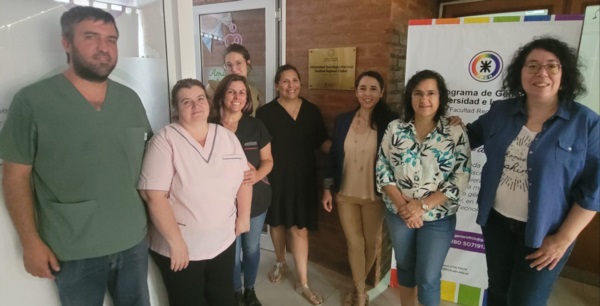 Autoridades y  profesionales del Hospital Ísola, hicieron el descubrimiento de la placa en el lugar.