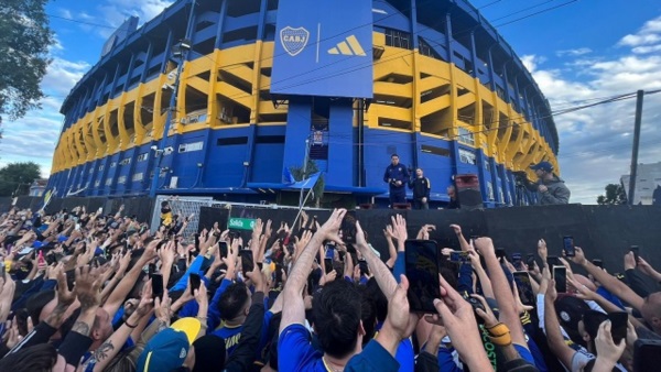 Riquelme, en el medio de la multitud de hinchas de Boca en el Parque Lezama.