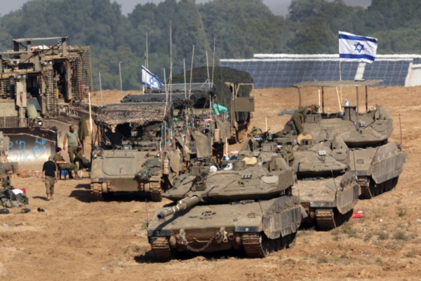 Tropas, tanques y vehículos militares israelíes se reúnen cerca de la frontera con la Franja de Gaza.