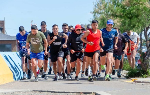 En forma. Los futuros guardavidas y una corrida por la rambla de Playa Unión, parte de su entrenamiento. 