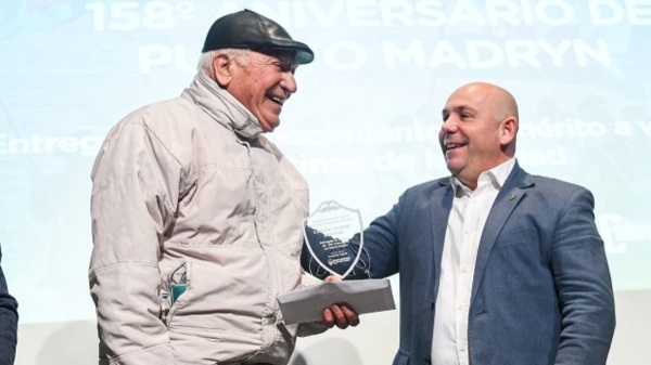 “Cacho” Gervino, referente histórico del básquetbol local fue distinguido por ser considerado un pionero que generó en la ciudad la pasión por el deporte en los años ’70.