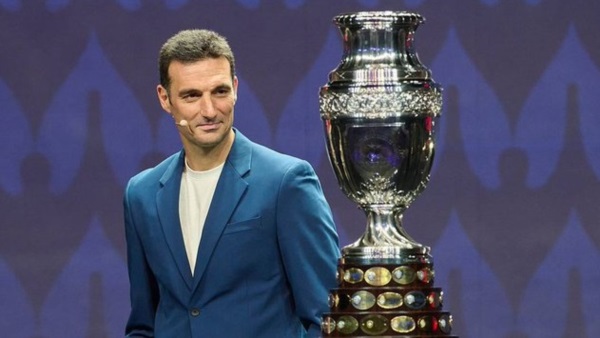 En el escenario, el entrenador Lionel Scaloni: "Esta Copa es hermosa, muy especial".