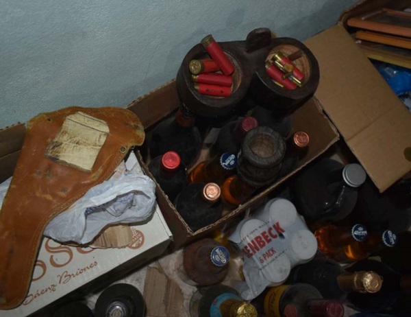 Diferentes cartuchos de distintos calibres y armas incautadas ayer.