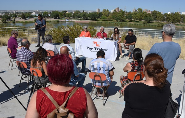 En sociedad. Hualpa presidió la mesa con una panorámica de Trelew para presentar su propuesta electoral.